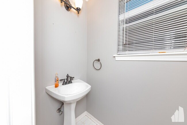Building Photo - 1471 N Larrabee St