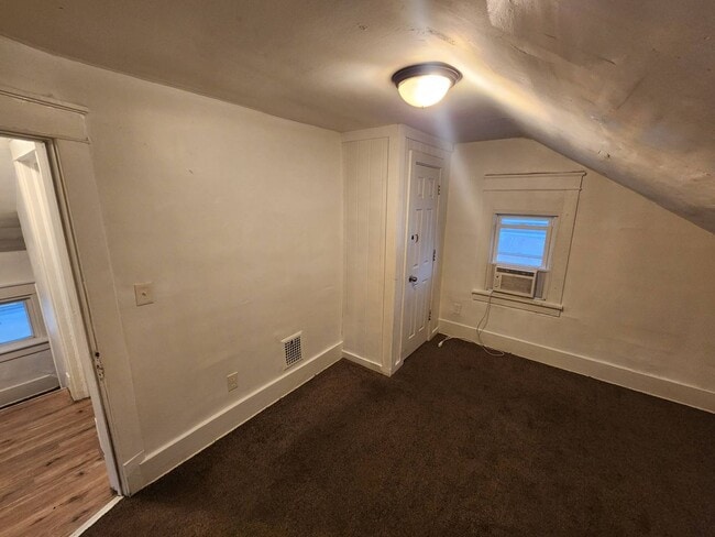 Building Photo - Charming 3-Bedroom Property in Prime Location