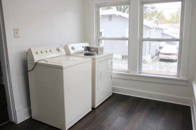 Building Photo - 2 Bedroom 1 Bath Home