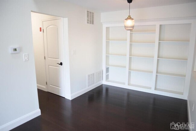 Building Photo - 1306 Commons at Kingswood Dr