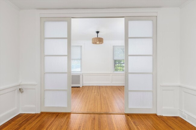 Building Photo - Bright 2BR Condo in Bloomfield – Prime Loc...