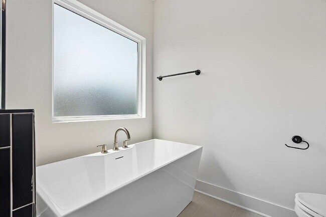 Building Photo - "Chic Nashville Townhouse: 3 Beds, 3 Baths, with Granite Elegance & Cozy Fireplace!"