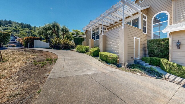 Building Photo - Gorgeous Home with private yards, large de...