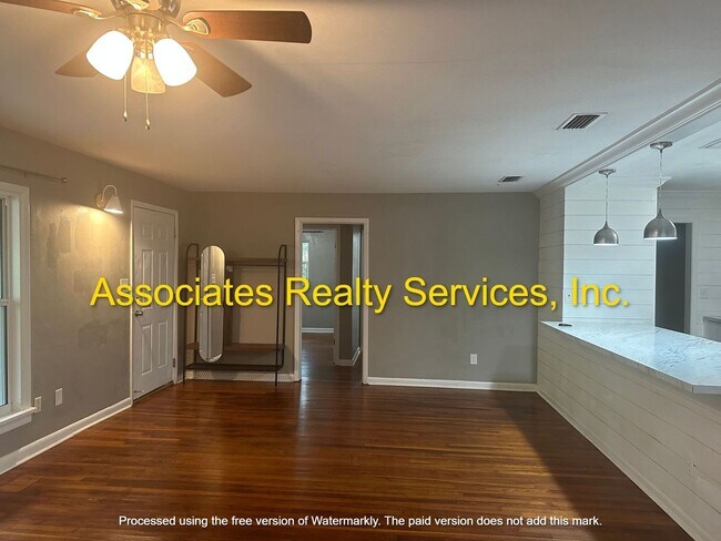 Building Photo - 3 Bedroom, 2 Bath Home in NW Gainesville. FULLY FENCED BACKYARD!!!