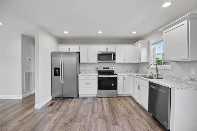 Building Photo - 540 Deluth Dr