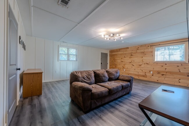 Building Photo - 1021 Plainview Dr