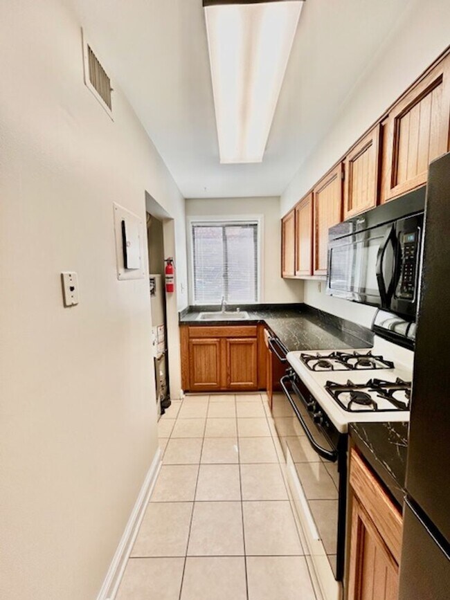 Building Photo - Great location, 1 BR 1 BA in-unit laundry ...