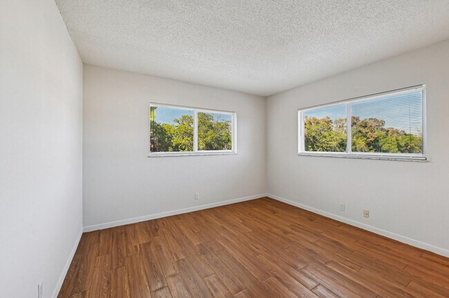 Building Photo - 1400 NE 54th St