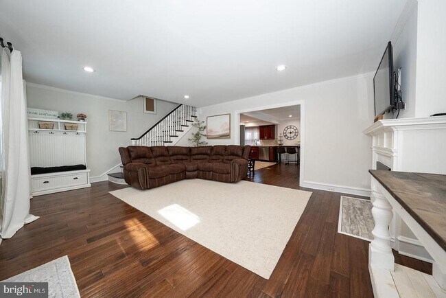 Building Photo - 227 E Hathaway Ln