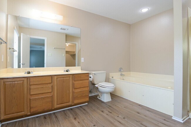 Building Photo - Beautiful 4/3.5 Home Available for Immedia...