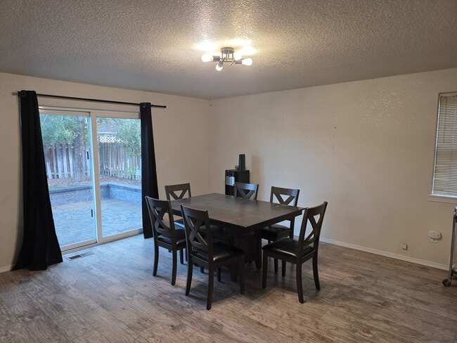 Building Photo - 725 NE Negus Pl