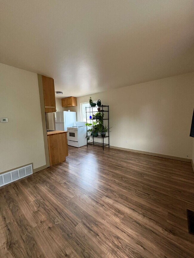Building Photo - Westside 2 bedroom - Westend