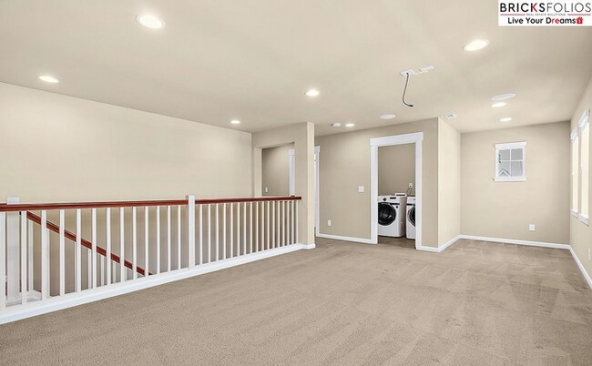 Building Photo - Natural Light-Filled Renton Home with Spac...