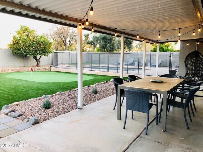 Building Photo - 5803 S Kenwood Ln