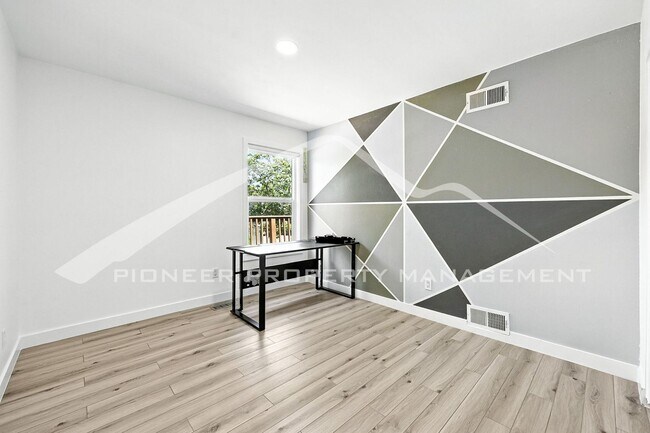 Building Photo - Spacious Townhouse with Washer/Dryer and C...