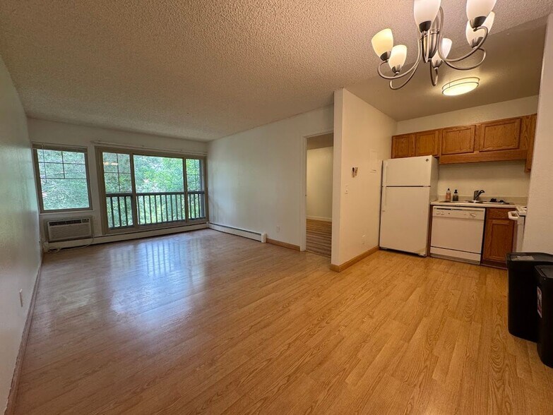 Primary Photo - 860 W Moorhead Cir