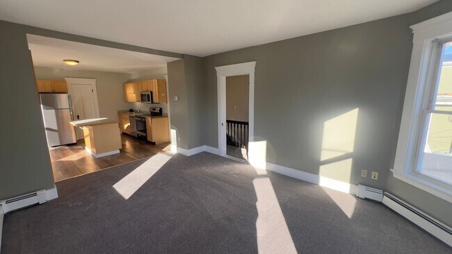 Building Photo - Spacious Sunny 2 BR-Walk to Downtown-Laund...