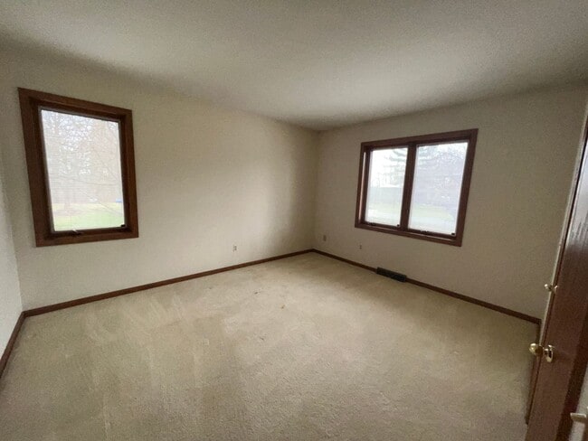 Building Photo - Large Home in Forest Hills School District