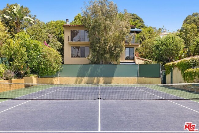 Building Photo - 1121 La Collina Dr