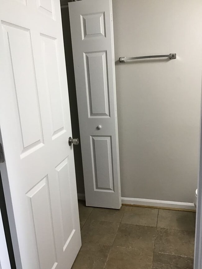 Building Photo - 3 Bed 1.5 Bath Townhome