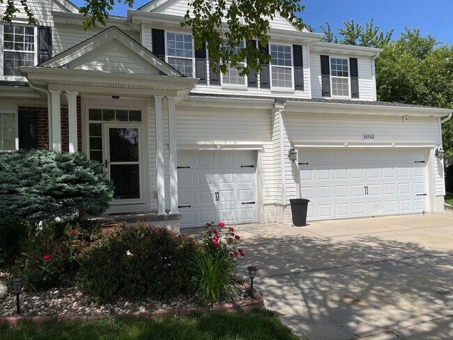 Building Photo - Move-in special. Beautiful 4 bed 2.5 bath 3000+sq ft