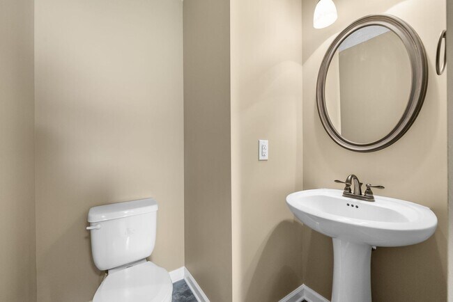 Building Photo - Large, Nice home close to Fort Campbell an...