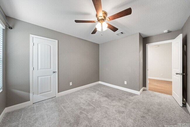 Building Photo - 1080 Amble Oak
