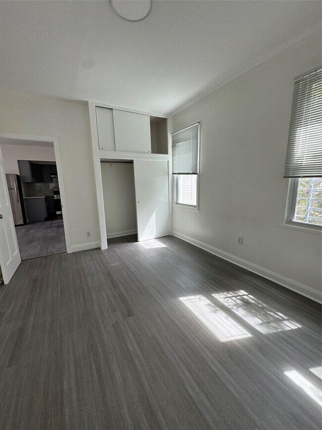 Building Photo - 84-40 60th Dr