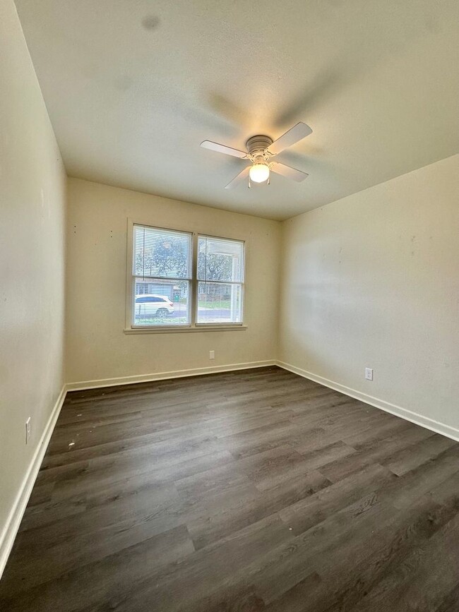 Building Photo - Now Available - Cozy 3-Bedroom Home w/ Ful...