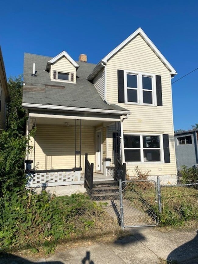 Primary Photo - *MOVE IN SPECIAL"- Half off 3rd month's rent!! 2 bed 1 full bath and 1 half bath home for rent in...