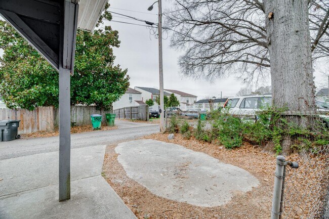 Building Photo - 2403 Flint St