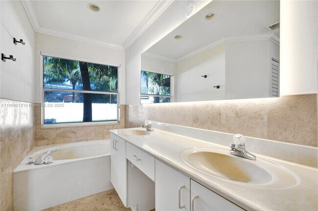 Building Photo - 658 Stanton Dr