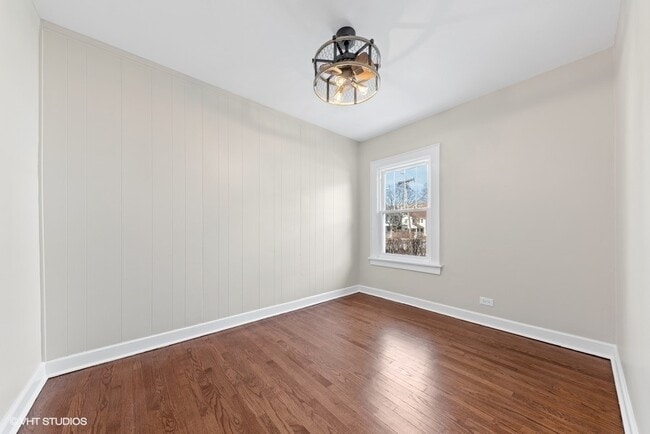 Building Photo - 133 S Vail Ave