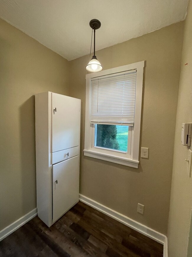 Building Photo - 1327 N Robberson Ave