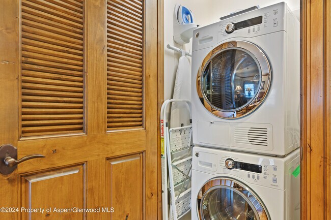 Building Photo - 415 E Dean St