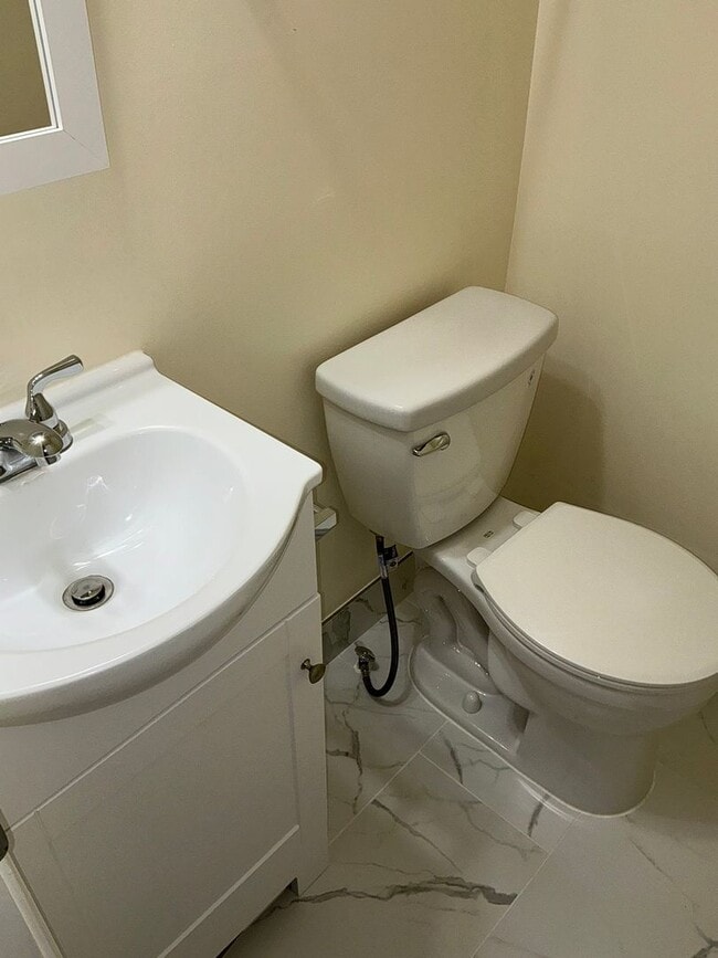 Building Photo - Very well maintained 3 bedroom 2 full 1 half bath town home located in the desired Stonebridge Co...