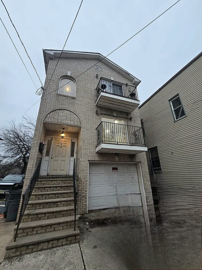 Building Photo - 305 S 6th St