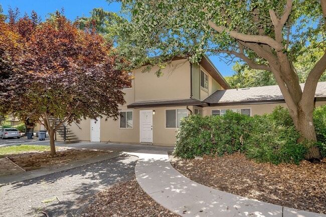Building Photo - Fully Updated 2 Bedroom 1 Bath Condo