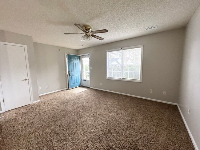 Building Photo - 203 Oakwood Ln