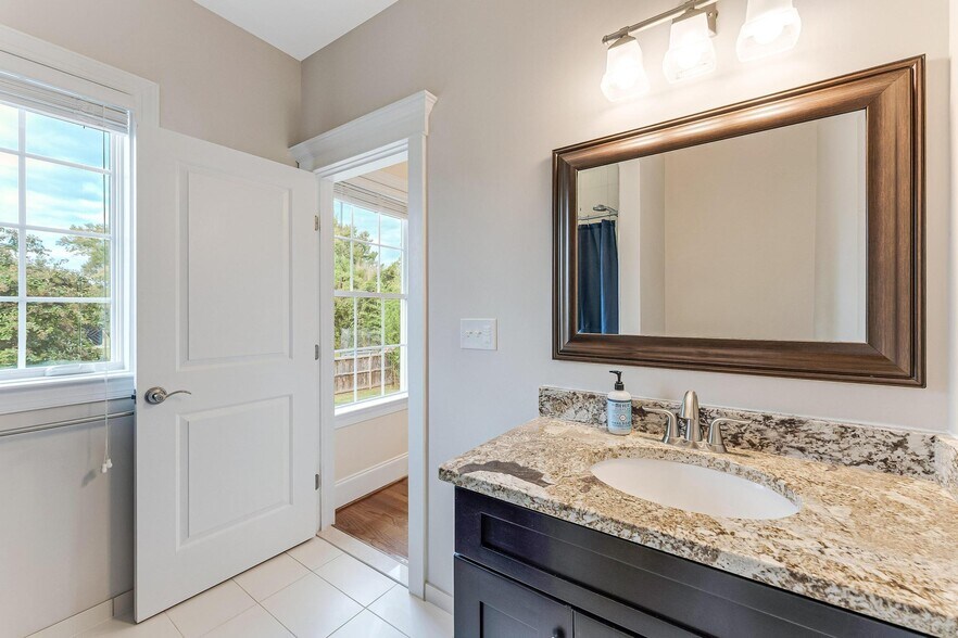 Building Photo - 829 Golden Arrow St