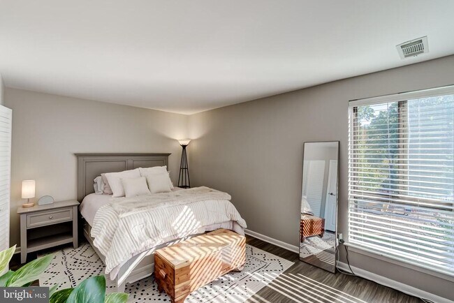 Building Photo - 11260 Chestnut Grove Square