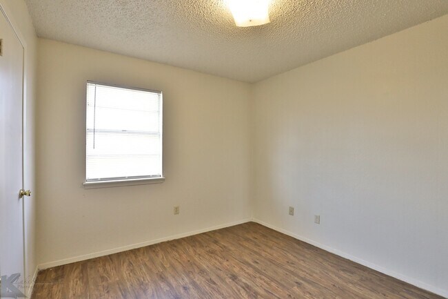 Building Photo - Adorable 2 bedroom apartment!