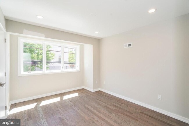Building Photo - 1701 Bainbridge St
