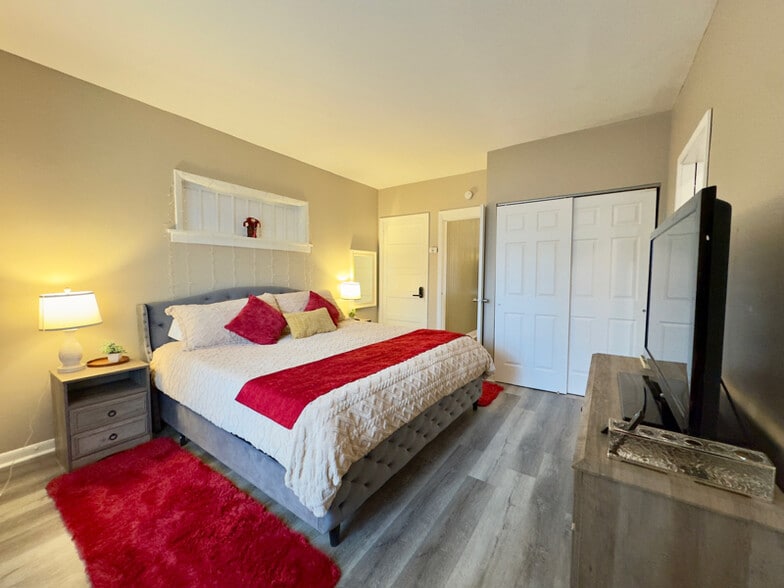 Building Photo - 922 W Broadway St