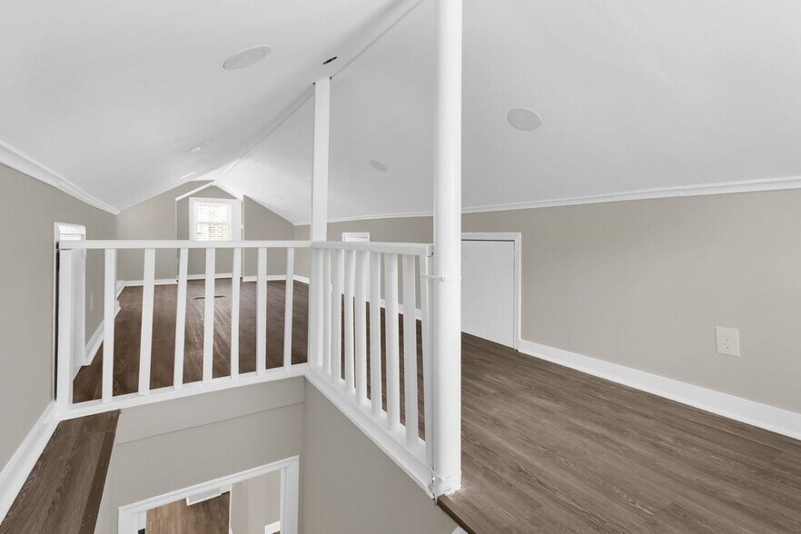 Building Photo - 1059 Lawrence Dr