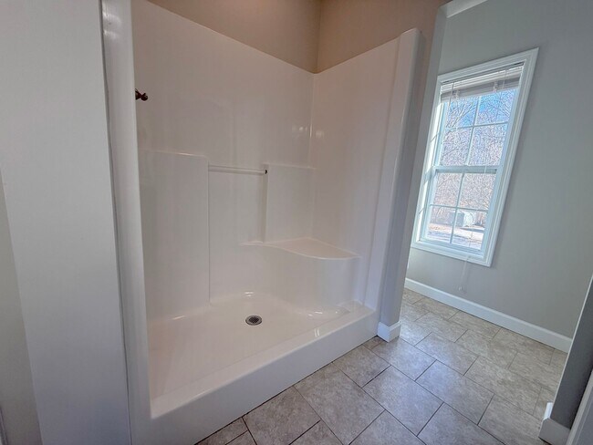 Building Photo - Spacious 4-Bedroom Home with Large Yard and Dual Garages in Cookeville