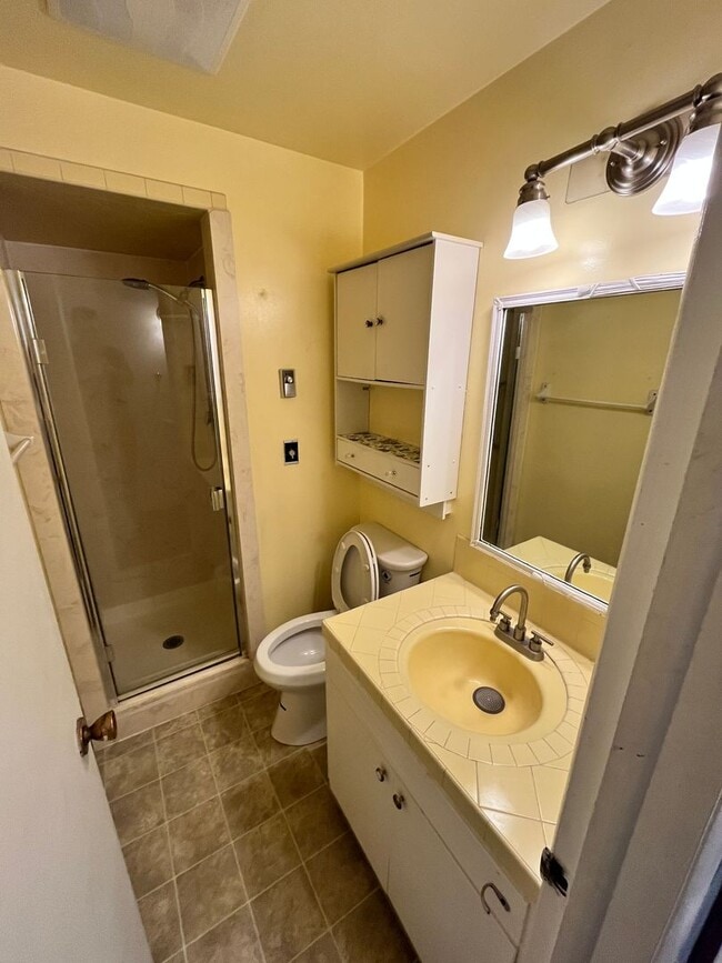 Building Photo - Perfectly Located Spacious Studio Apartment