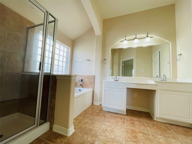 Building Photo - 10723 Lake Riata Ln