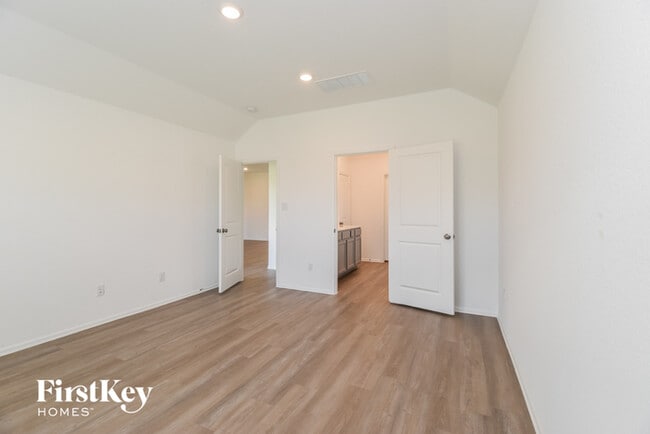 Building Photo - 712 Scenic Lk Dr