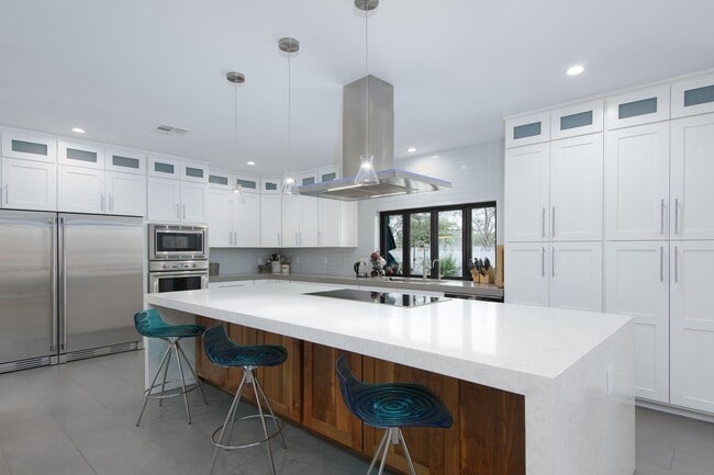 Building Photo - 2423 E Lincoln Cir